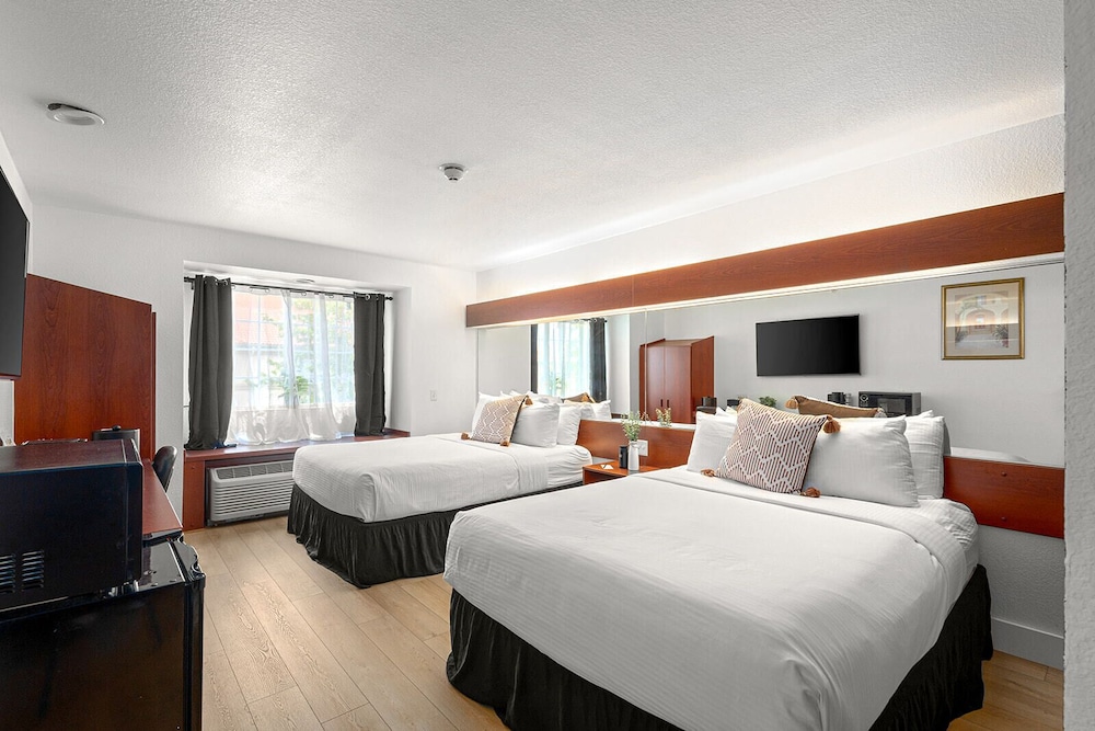 غرفة قياسية بسريرين كوين، The Block Hotel 4/10