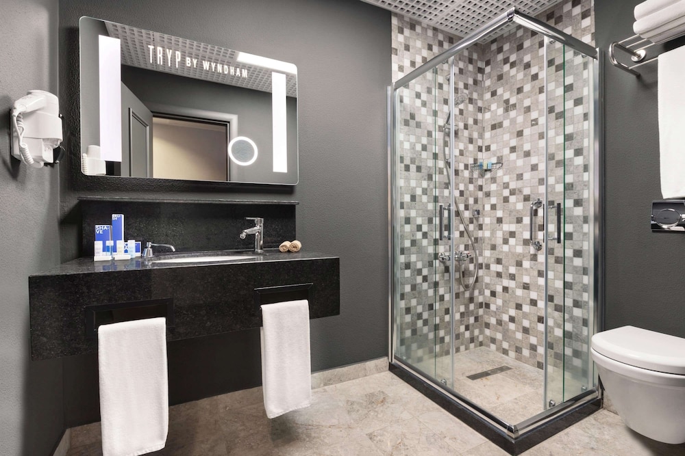 غرفة ديلوكس عائلية بسرير كينج وسرير فردي، Tryp By Wyndham Istanbul Sancaktepe 8/10