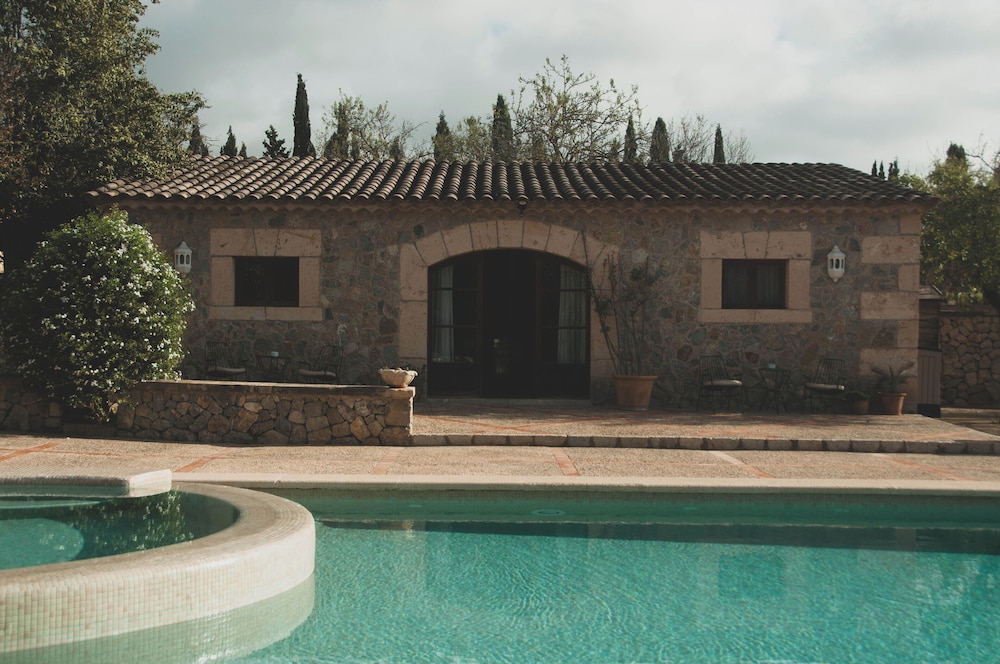 Finca Hotel Can Estades 61/63