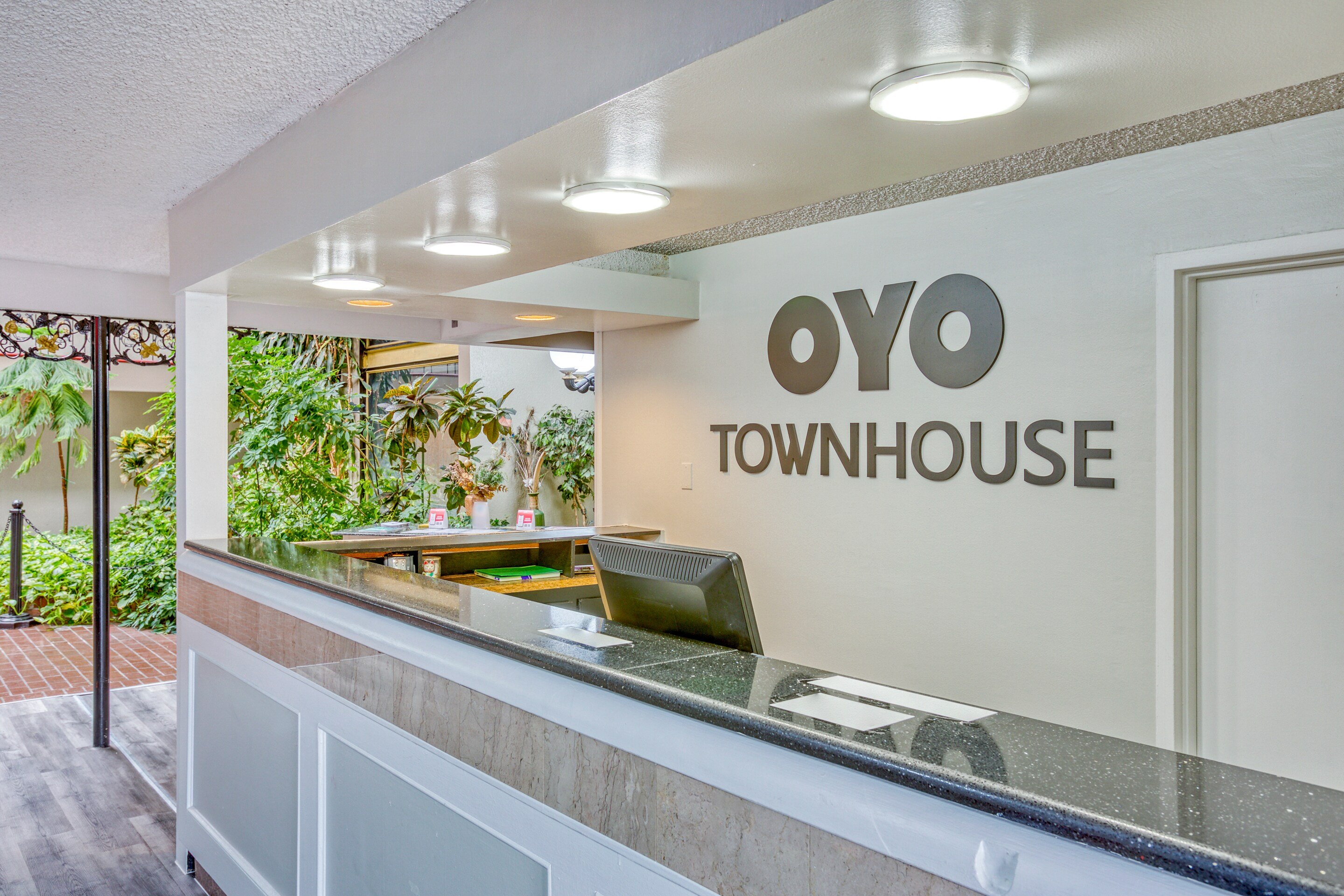 Lobby at OYO Townhouse Tulsa Woodland Hills, TULSA - OK