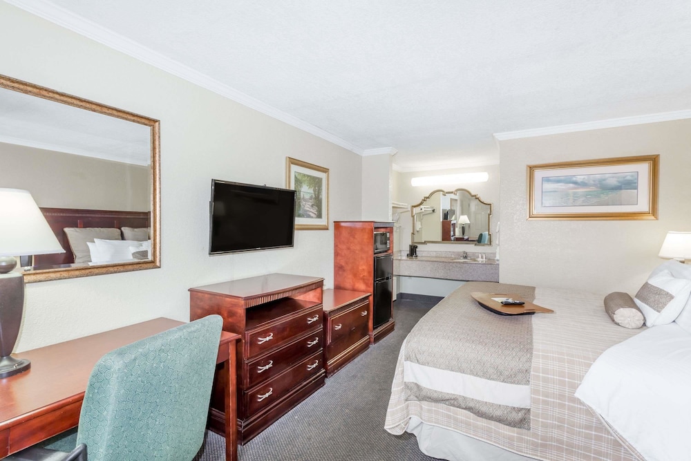 Days Inn By Wyndham Destin 33/40