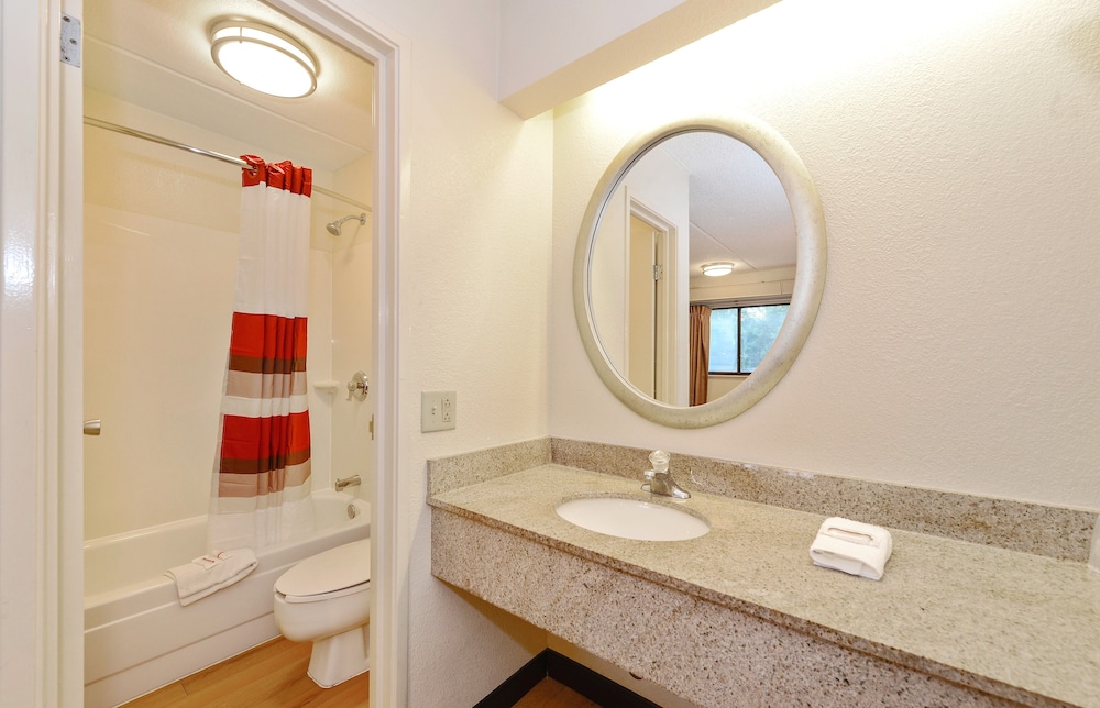 Red Roof Inn Akron South 13/24