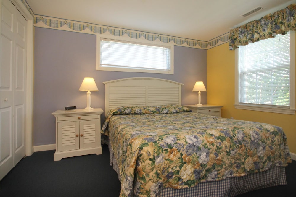 Colonial Acres Resort 11/53