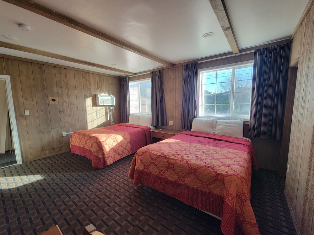 Townhouse Motel 33/57