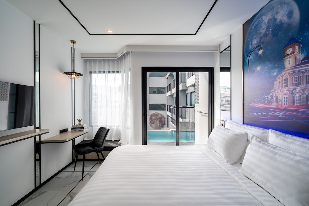 Deluxe, King Bed, Pool Access