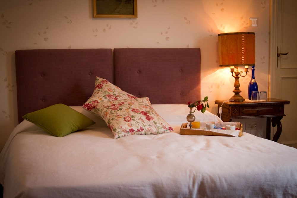 ROOM, DOUBLE OR TWIN BED