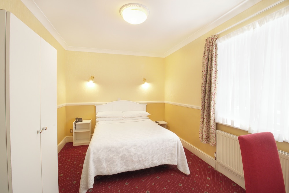 ROOM, DOUBLE OR TWIN BED