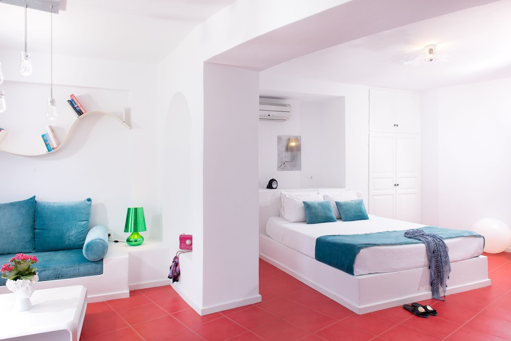 AVANT GARDE SUITES 61/82