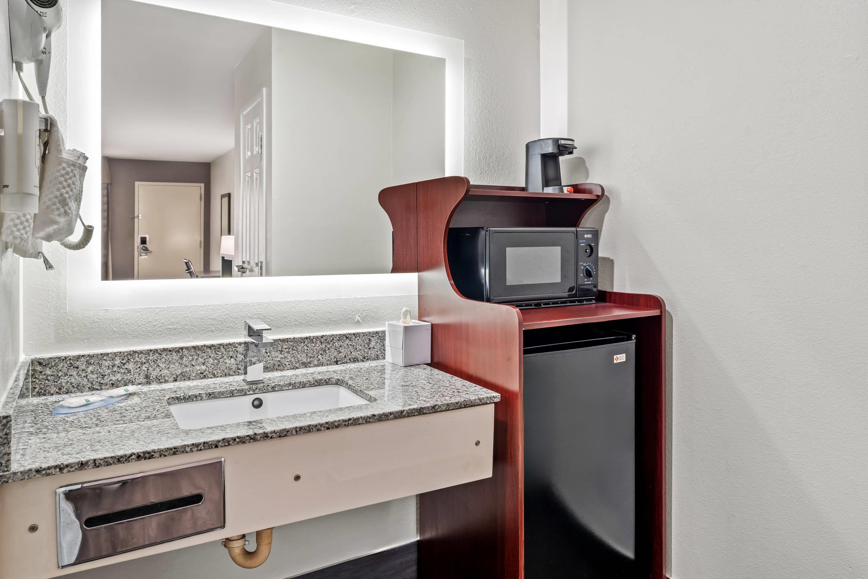 غرفة بسرير كينج، Quality Inn & Suites near Robins Air Force Base 6/6
