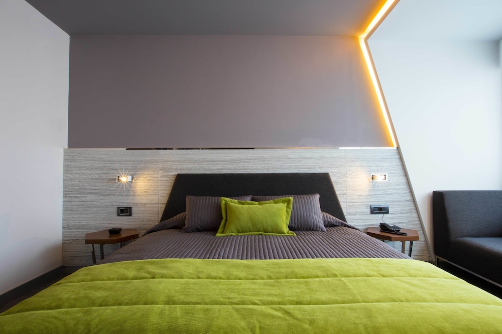 DELUXE, DOUBLE BED