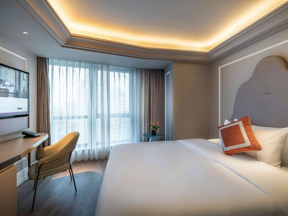 STANDARD, QUEEN BED