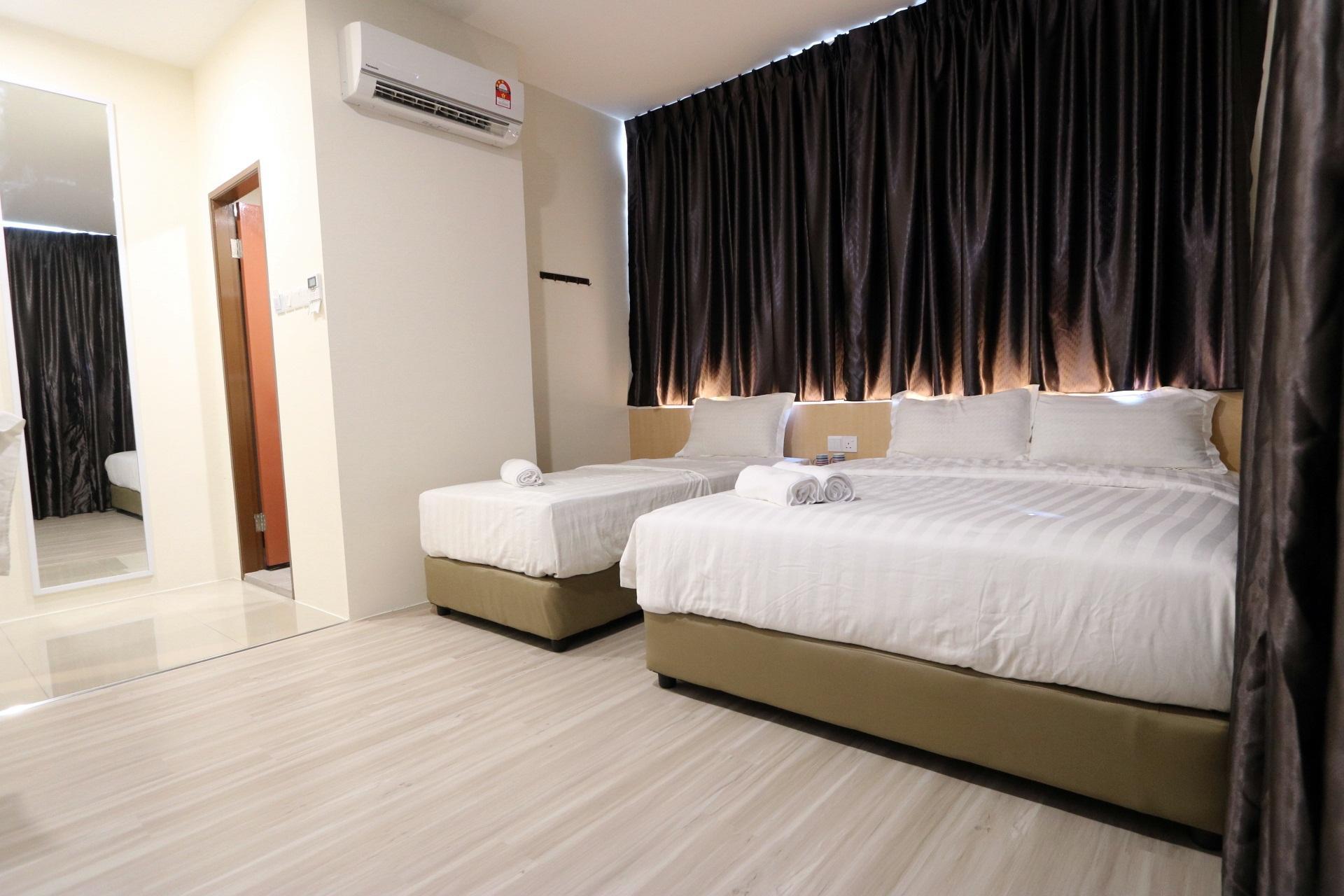 Room, Single, 1 Queen and 1 Single Bed