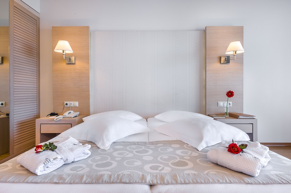 Garden, Twin Beds, Sofa, Patio، Astir Odysseus Kos Resort and Spa 3/8