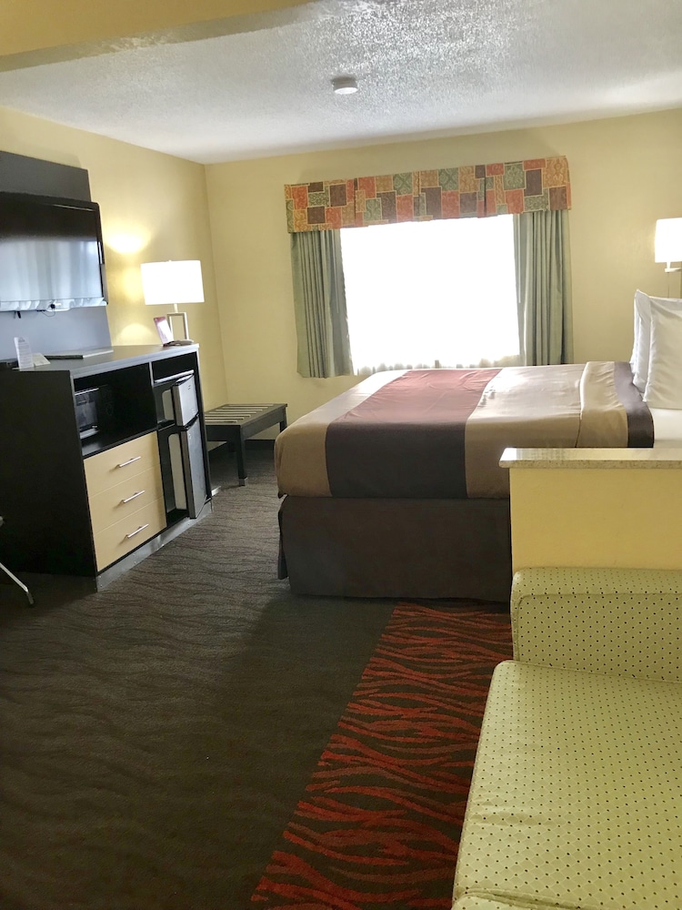 Quality Inn & Suites Benton Harbor - St. Joseph 19/24