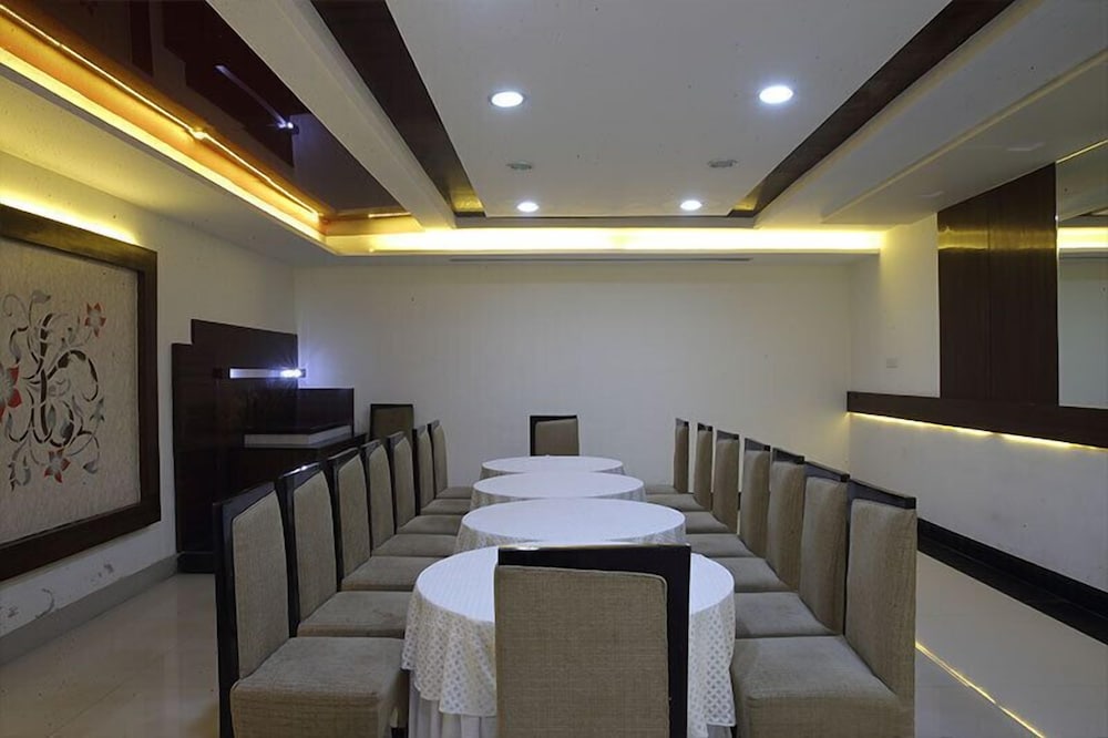 OYO Premium Bhai Bala Chowk 37/48