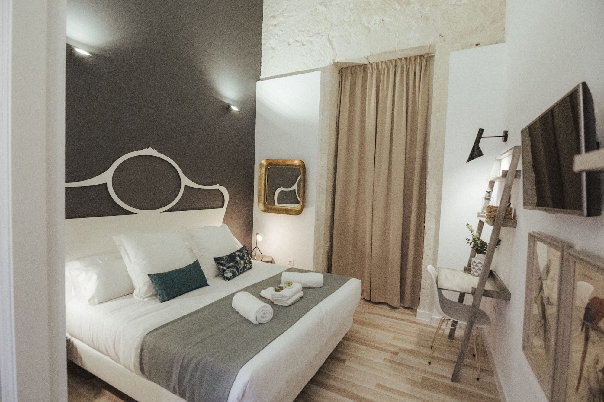 ROOM, DOUBLE BED