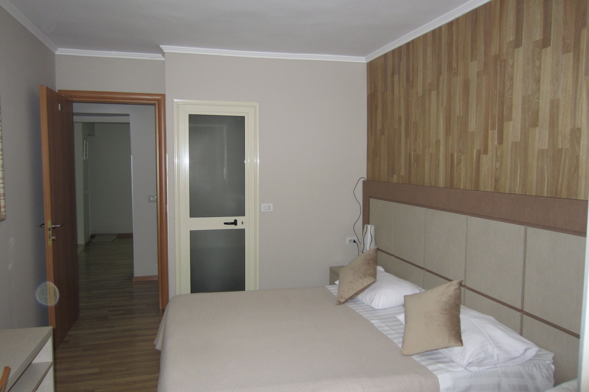 ROOM, DOUBLE BED