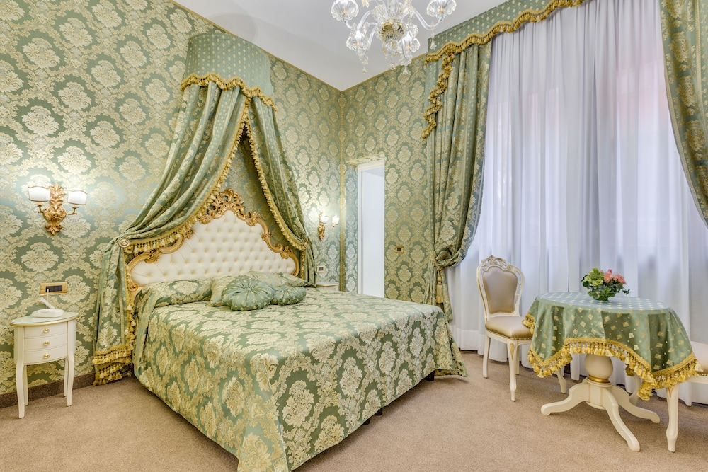 INNER, SUPERIOR, DOUBLE OR TWIN BED, WITH VIEW