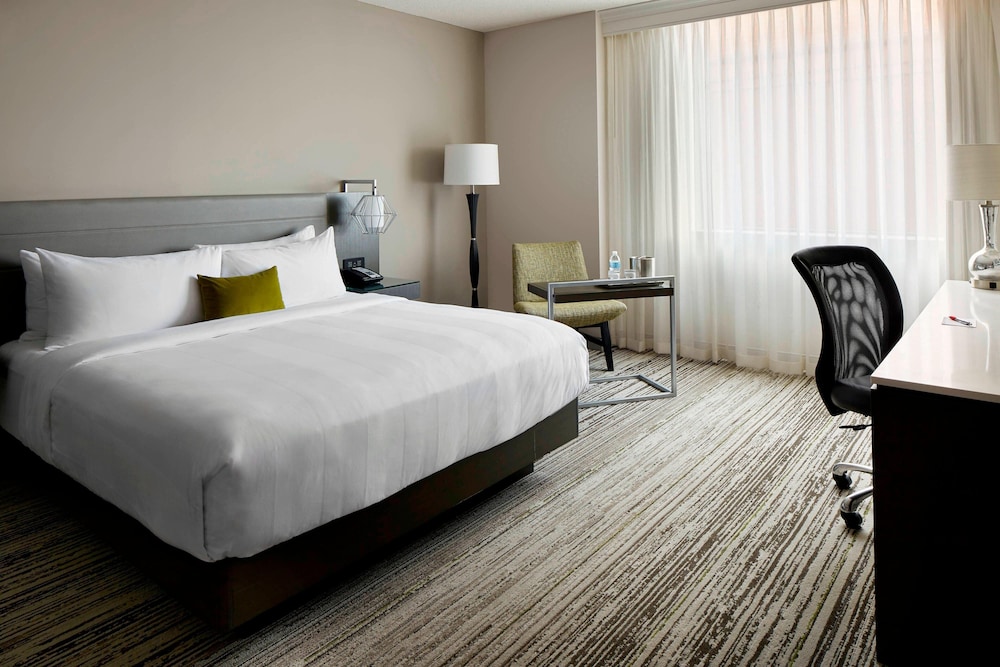 غرفة بسرير كينج لذوي الإعاقة، Columbus Marriott Northwest 2/7