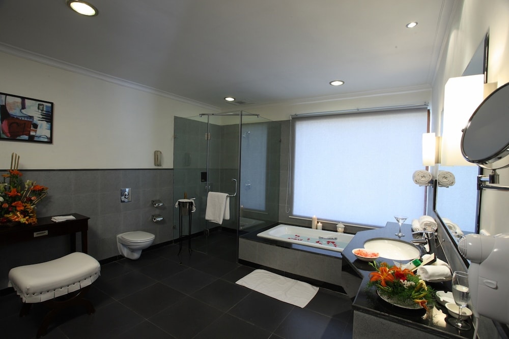 Moksha Himalaya Spa Resort 50/50