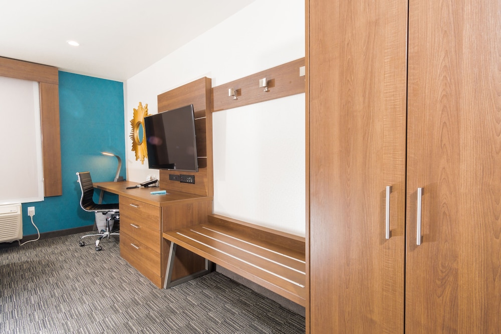 Holiday Inn Express Hollywood Walk of Fame An Ihg Hotel 50/65
