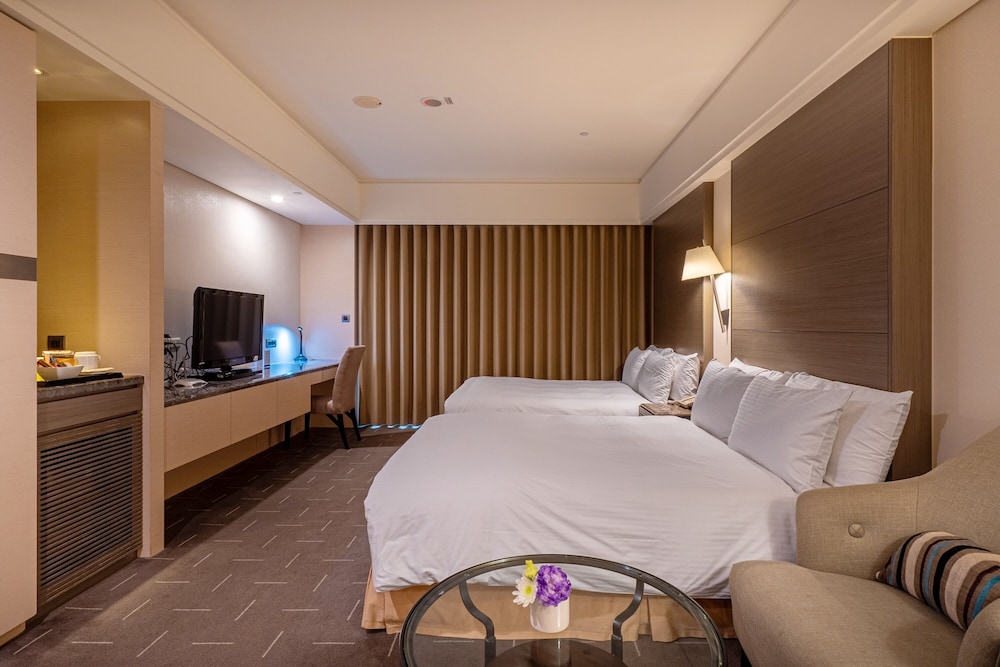 CHECK inn SELECT Taichung Dadun 15/48