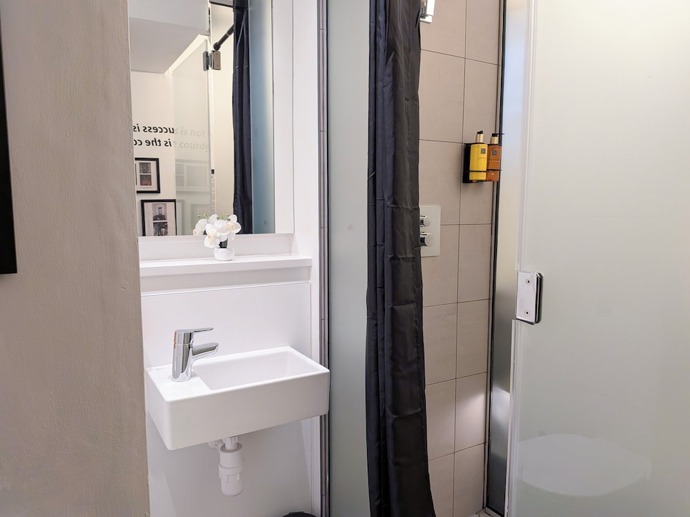 CoDE Pod Hostels THE CoURT 49/49