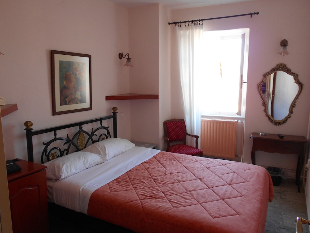 BYRON HOTEL 23/72