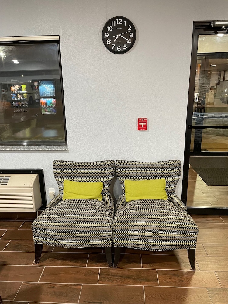 Economy Inn Suites Cedar Rapids 12/50