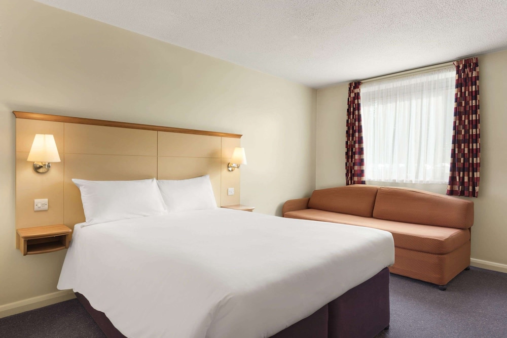 Days Inn by Wyndham Cannock Norton Canes M6 Toll 5/24