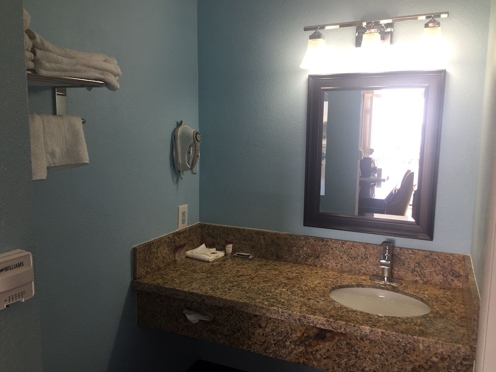 DOLPHIN COVE MOTEL 65/69