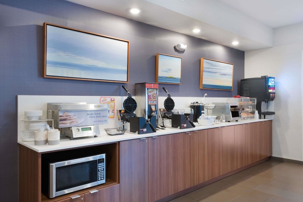 Microtel Inn & Suites By Wyndham Windham 32/41