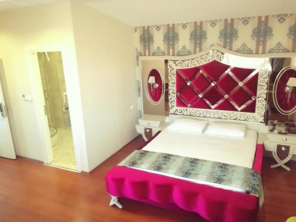 By Historial Hotel Due 7/35