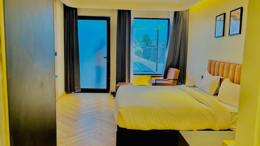 ROOM, KING BED, POOL ACCESS
