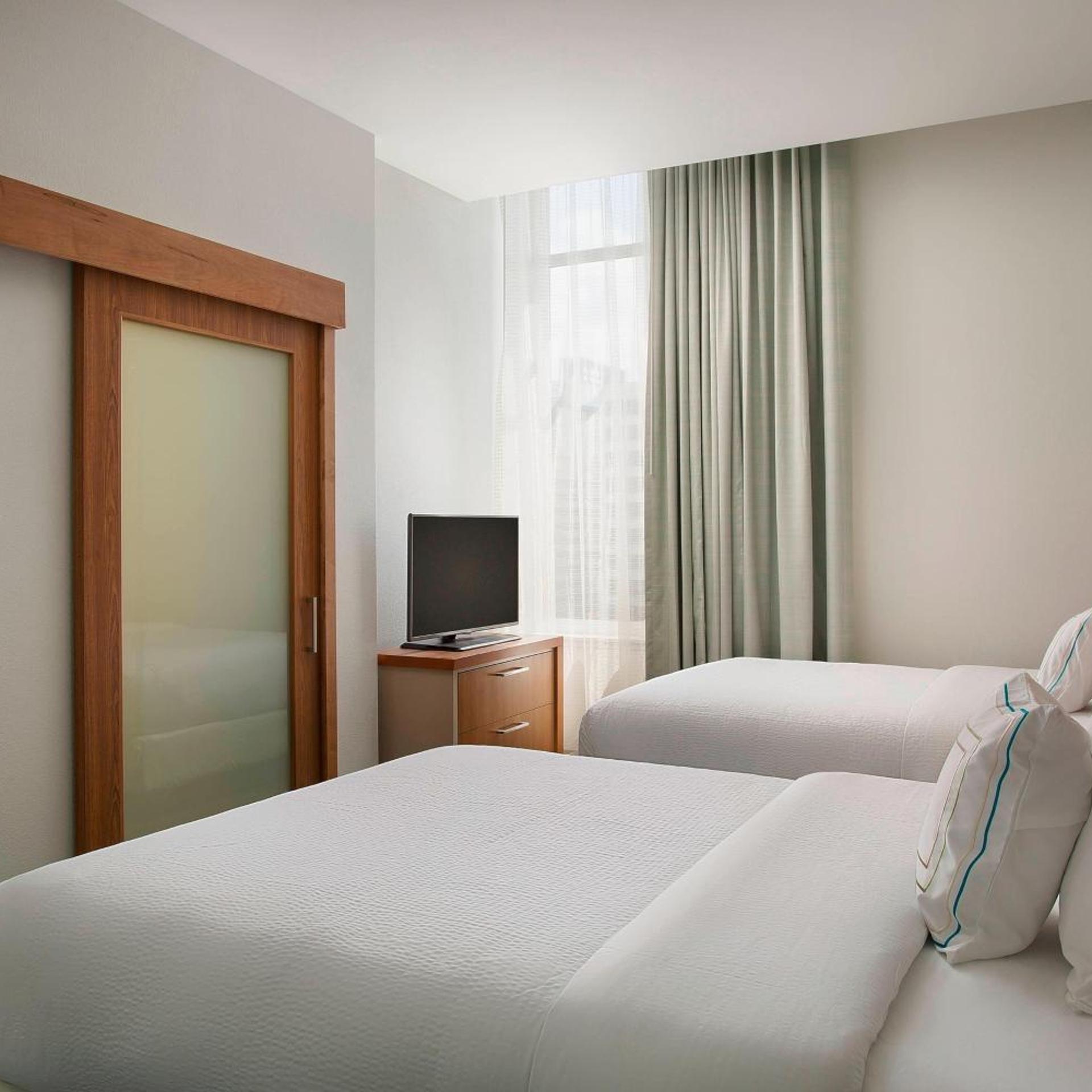 Studio, Queen Bed, Large