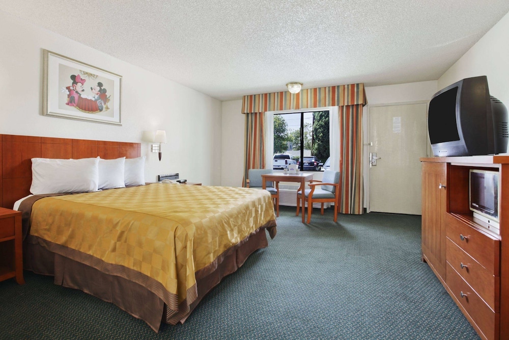Travelodge Inn & Suites by Wyndham Anaheim on Disneyland Dr 21/31