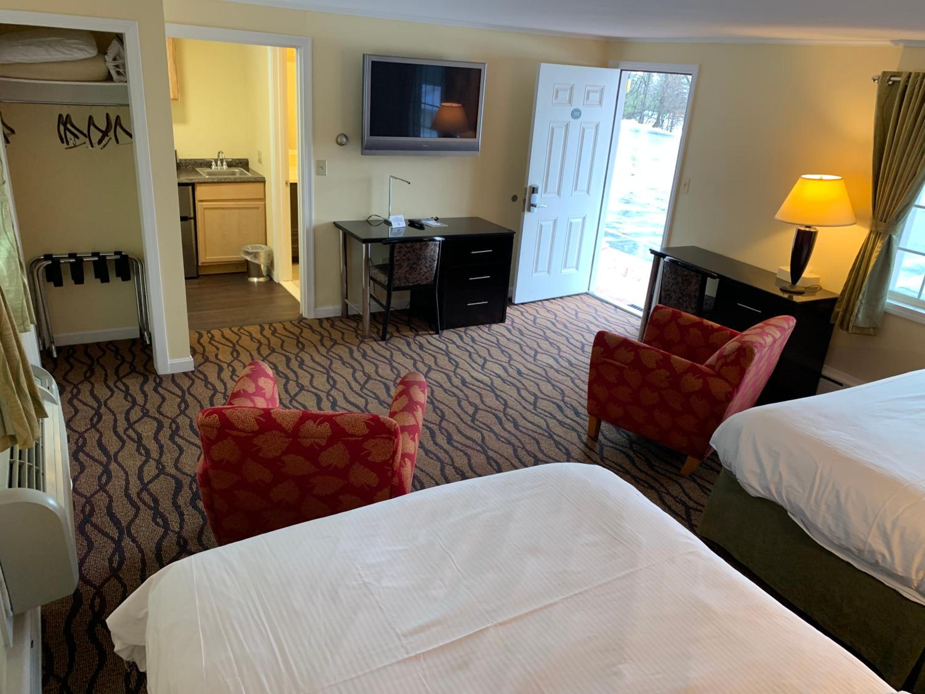 Deluxe, Queen Bed, Four Winds Country Motel 6/10