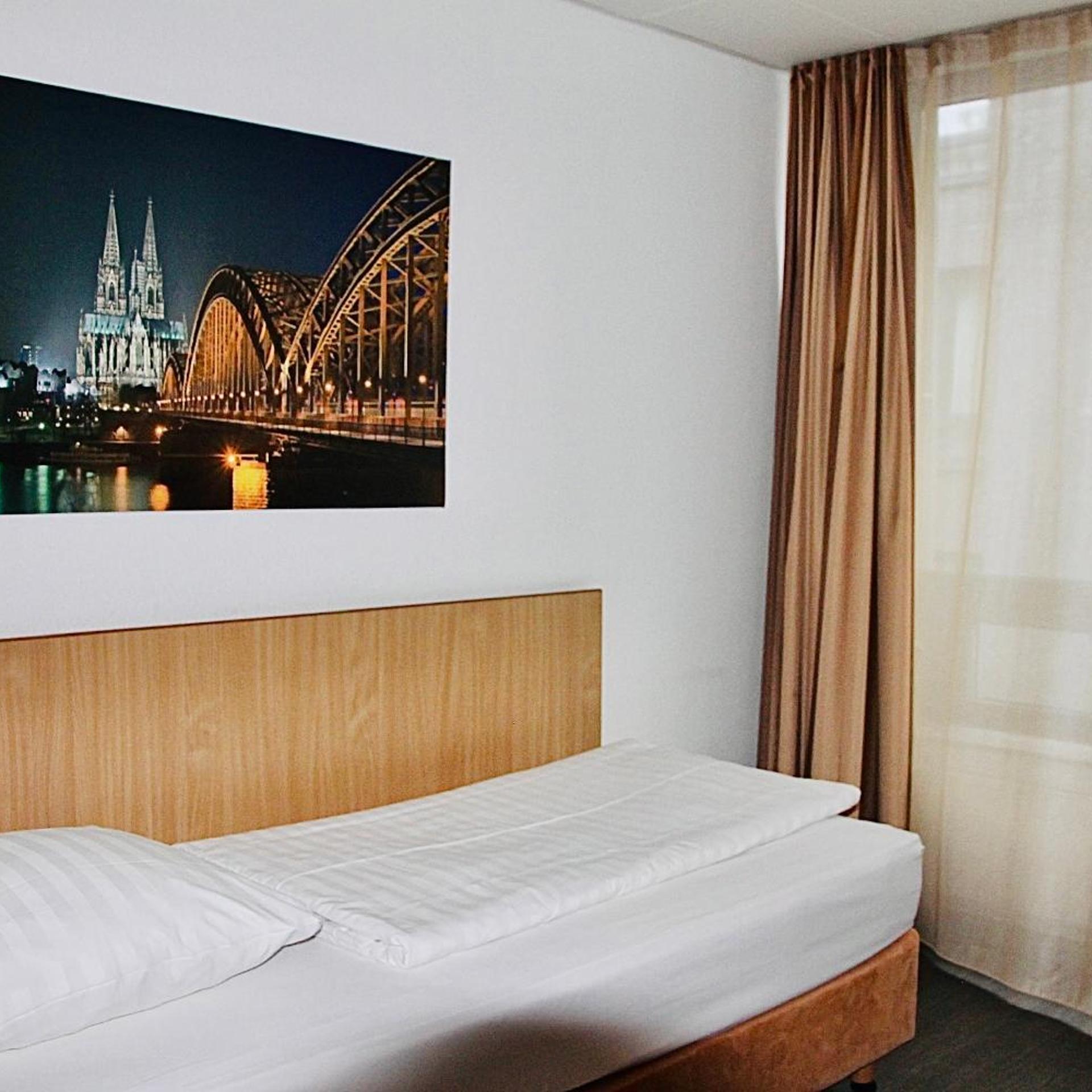 ROOM, SINGLE