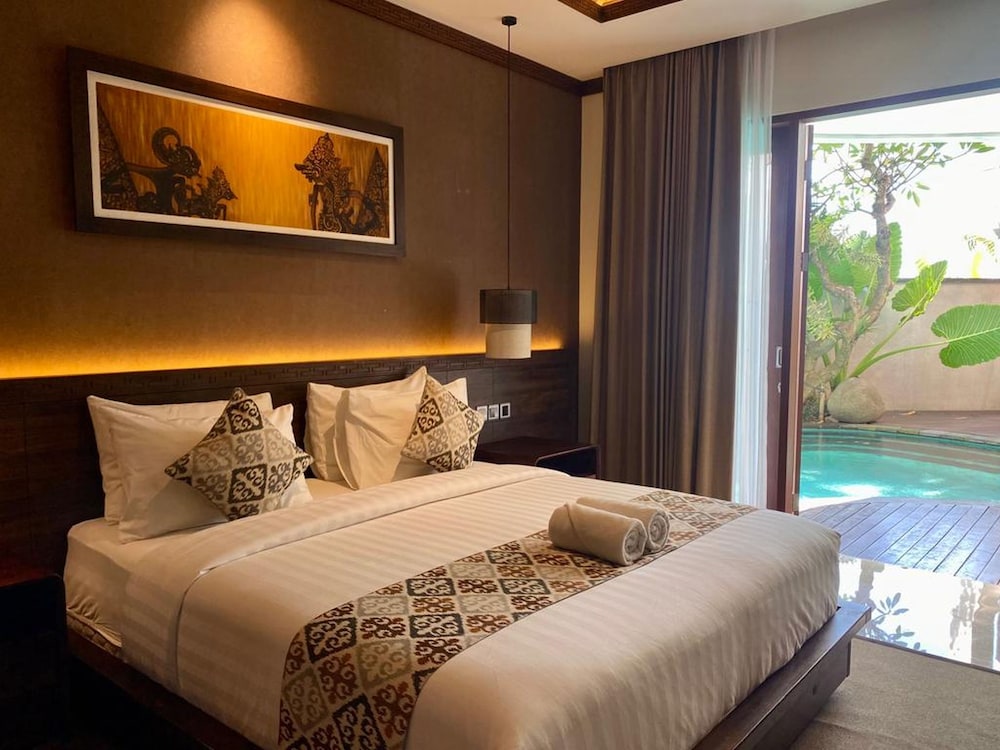Superior, Queen Bed, Pool Access