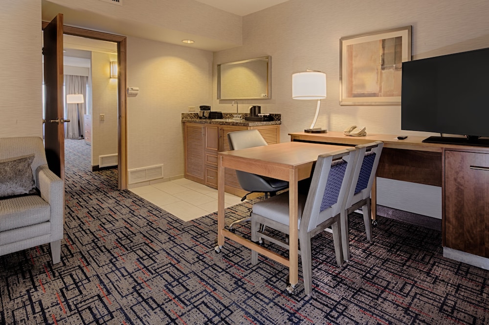 Embassy Suites by Hilton Chicago O'Hare Rosemont 38/64