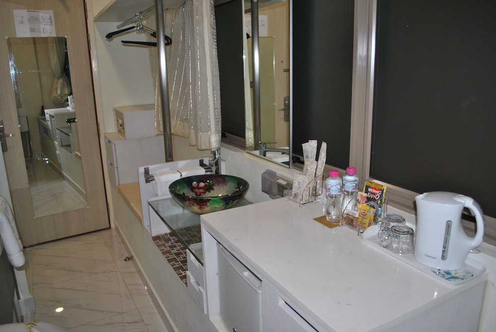 JAYLEEN CLARKE QUAY HOTEL 26/41