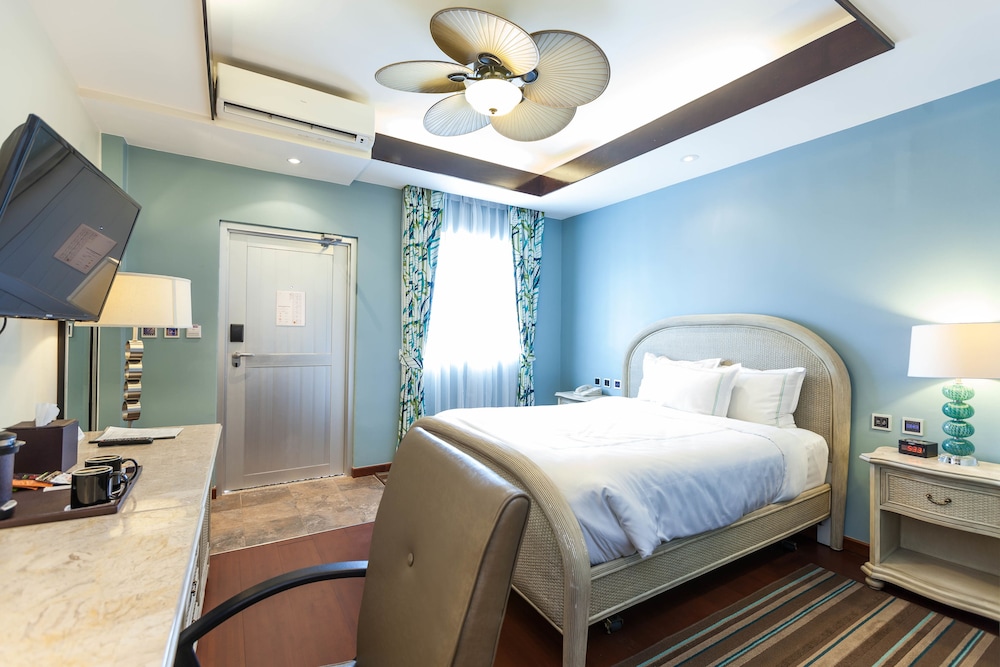 Surfrider Resort Hotel 17/79