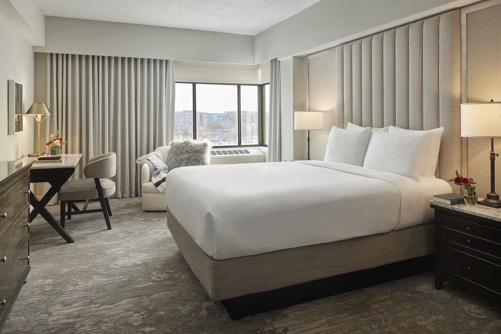 JUNIOR SUITE, QUEEN BED