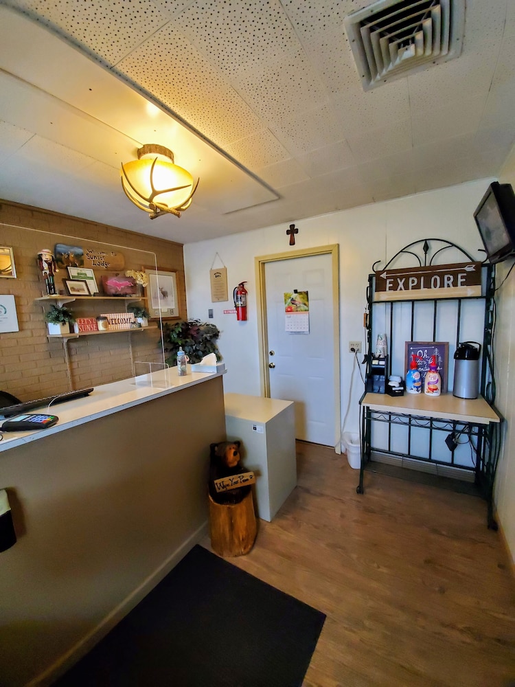 Sunset Lodge Escanaba 12/32