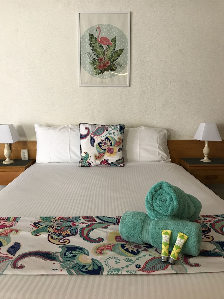 TROPICAL GATEWAY MOTOR INN 49/62