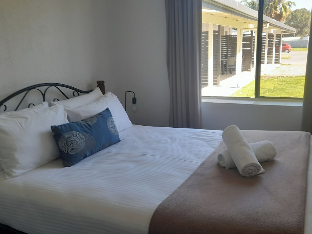 2 Bedrooms, Motel, Standard, 1 Double and 2 Bunk Beds