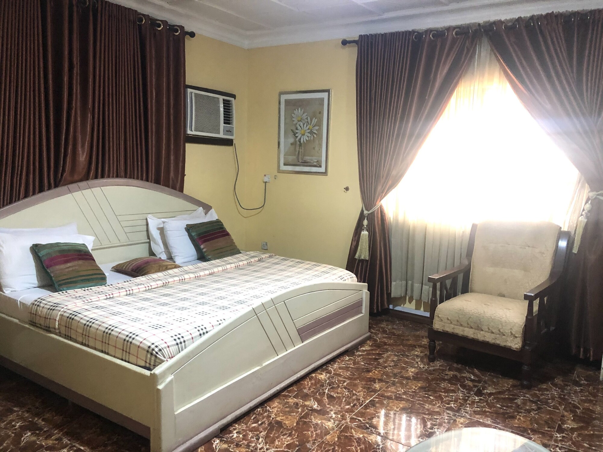 BUSINESS, QUEEN BED