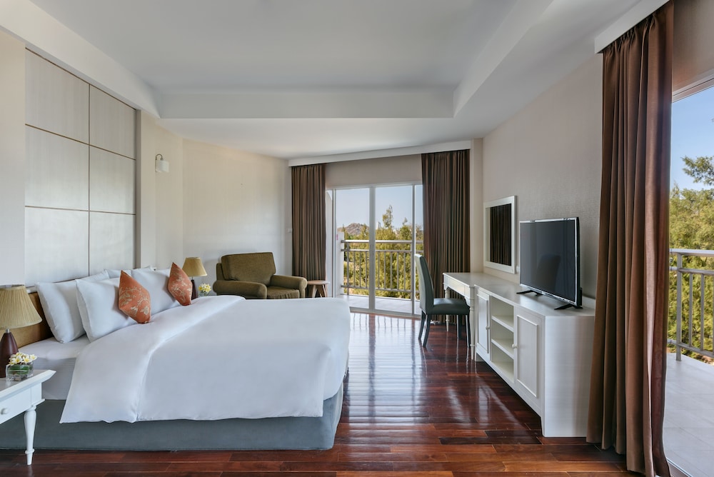1 Bedroom, Suite, King Bed, Sea Pine View