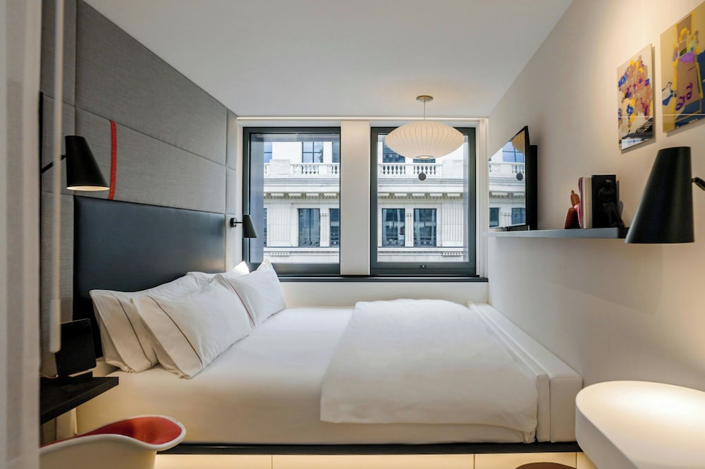 غرفة بسرير كينج في طابق مرتفع، CitizenM Paris Champs Elyses hotel 7/10