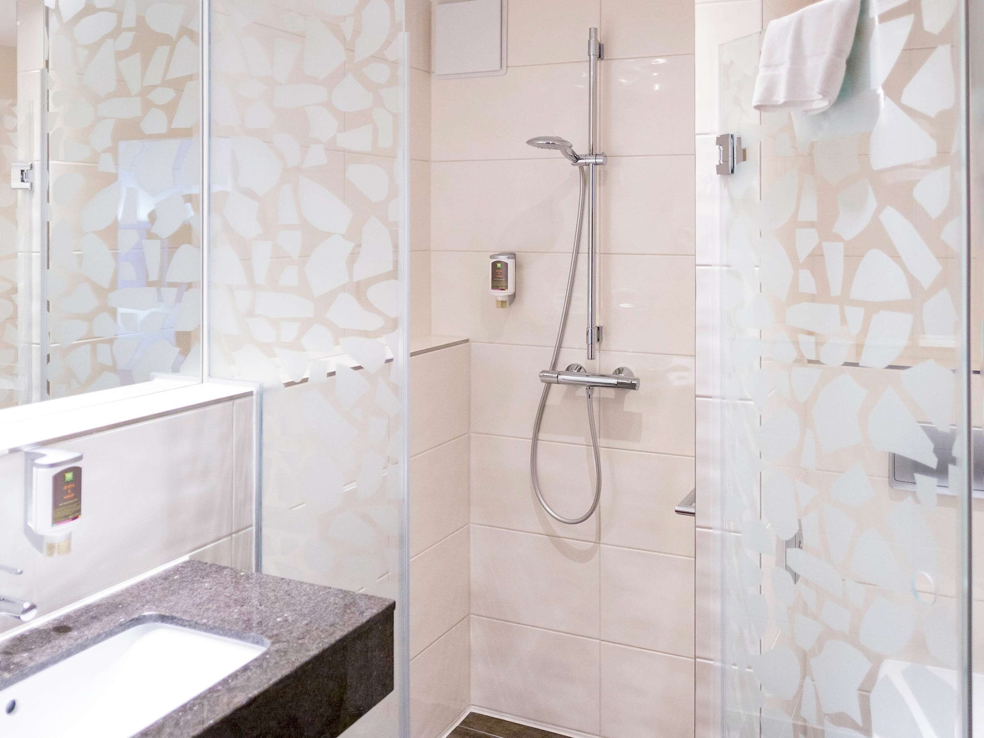 غرفة قياسية بسريرين منفصلين، ibis Styles Leipzig 7/10